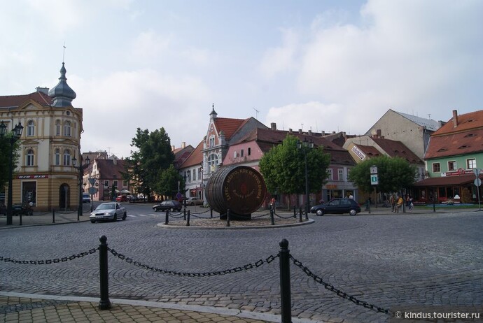 На центральной площади установлена бочка с написанным на ней девизом: "Жатец - город, где пиво как дома".