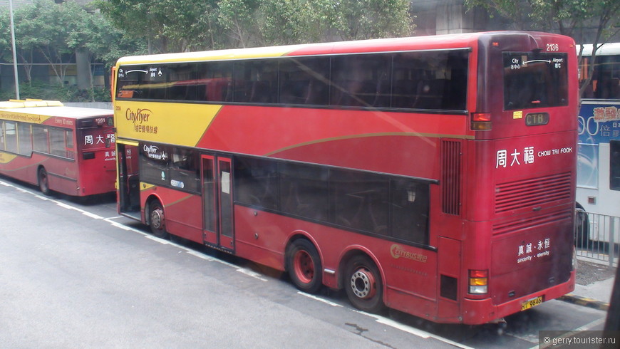 Наследие времен Великобритании - двухэтажный автобус.