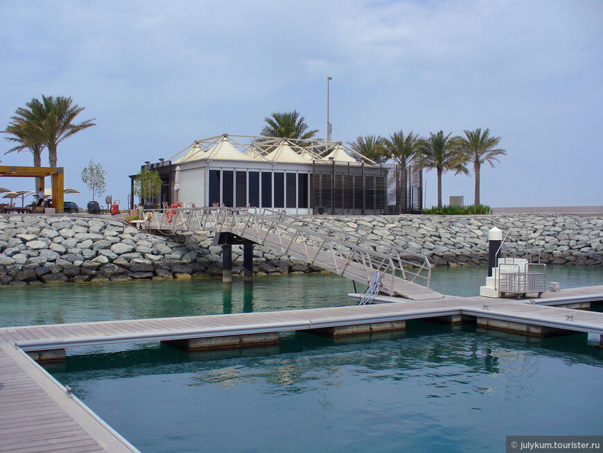 Зал ожидания на причале Jebel Dhanna Jetty.