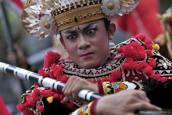 Красочные танцы на Бали