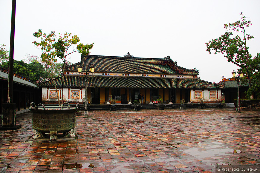 Хюэ (Хуэ): Запретный город, Императорские гробницы