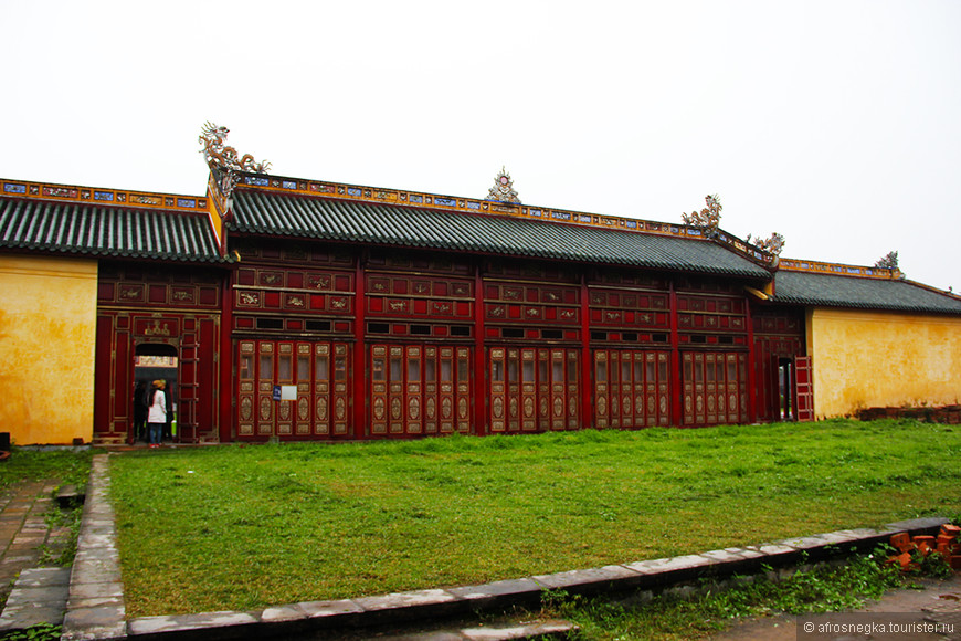 Хюэ (Хуэ): Запретный город, Императорские гробницы