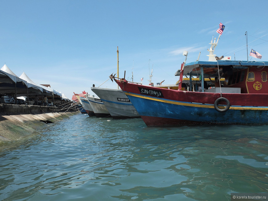 Рыбацкие лодки на филиппинском рынке