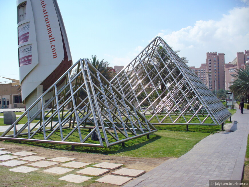 Пирамиды в стиле хай-тек на пути от метро ко входу в Египетский двор Ибн Баттута Шоппинг Молл.