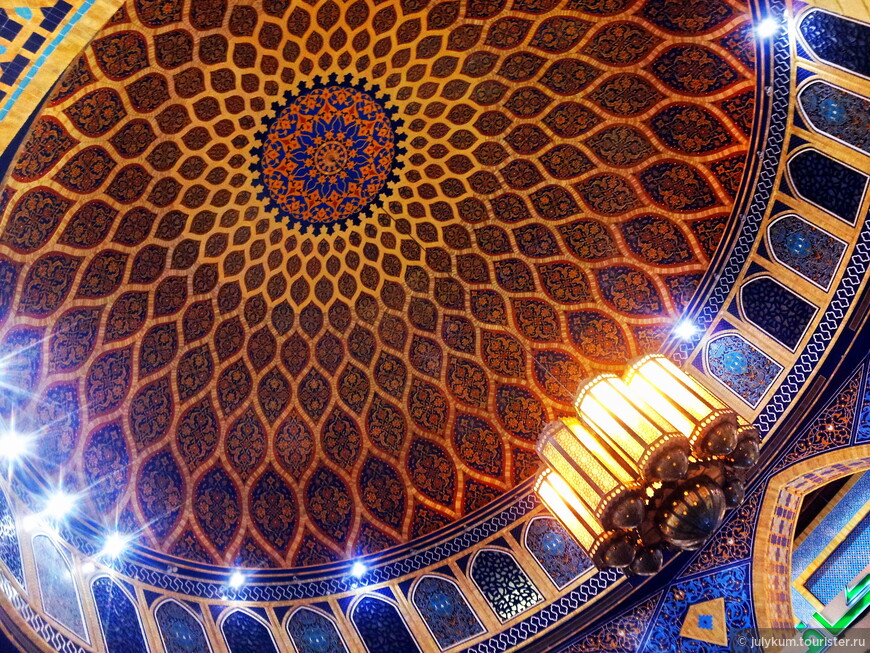 Купол Большого зала Персидского двора, расписанный вручную.
