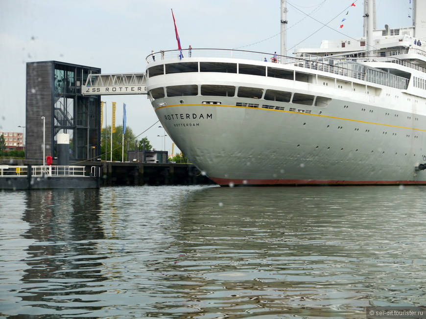 Музей корабль Роттердам. Долгое время плавал по маршруту Роттердам Нью-Йорк. Сеичас это музей, гостиница и ресторан.