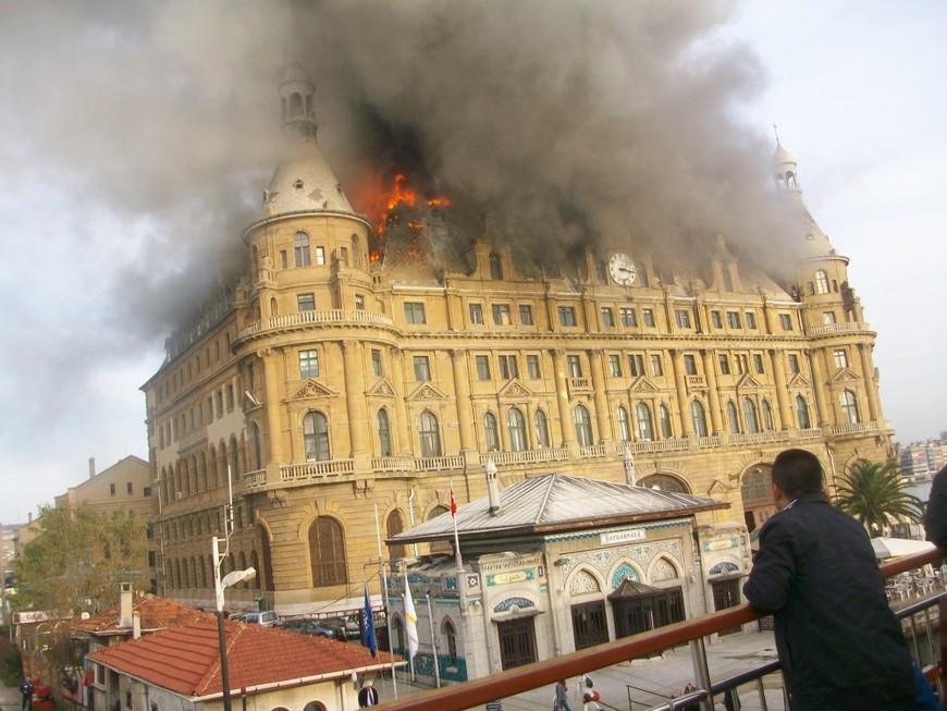 Крупнейший вокзал Ближнего Востока охвачен огнем (фото)