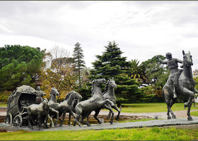 Один из самых известных памятников Монтевидео - композиция    Дилижанс (La Diligencia)  в парке Прадо.