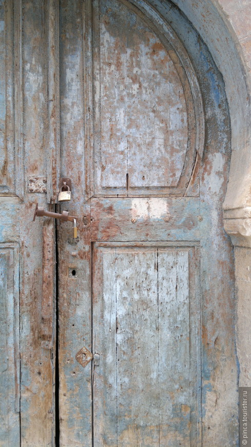 Сусс. Прогулки по Медине. Старинная дверь, была очень высокой для прохождения каравана. Имелось 3 двери: 2 большие створки для - каравана, и маленькая - для людей. 