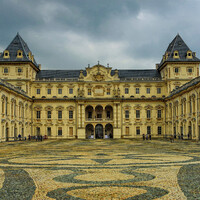 Палаццо Валентино - одна из резиденций Савойской династии. Для публики закрыта, но здесь часто проводятся различные выставки и приемы.