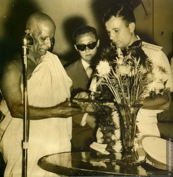 Юрий Гагарин во время визита на Шри-Ланку. Фото взято из интернета. 