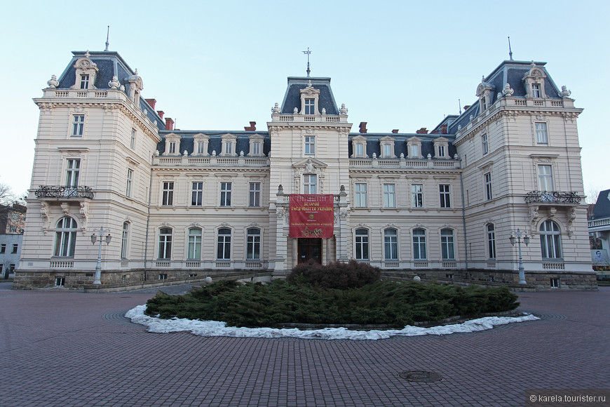 Дворец Потоцких, построенный в 19 в. в стиле французского классицизма, — «Дом господина де Тревиля»