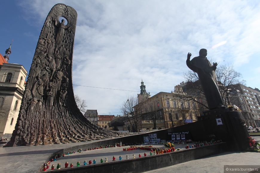 Памятник Тарасу Шевченко, главному украинскому поэту и создателю литературного украинского языка, на проспекте Свободы