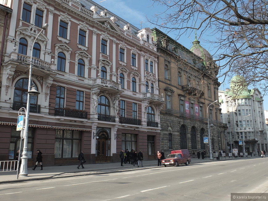 Здания Гранд-отеля, бывшей Галицкой кредитной кассы и бывшего Пражского банка