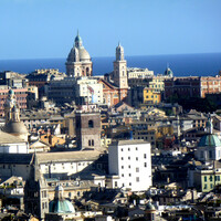 Вид на Геную с одной из смотровых площадок, на которую можно подняться на уникальнейшем лифте с виа Балби, рядом с отелем "Vittoria".