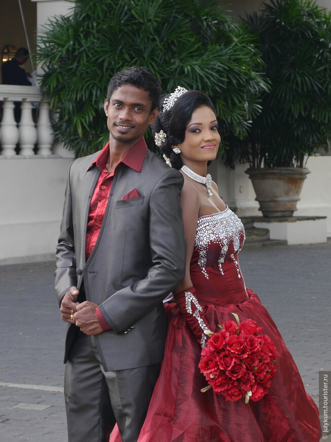 Когда мы увидели эту милую пару, муж воскликнул: Посмотри, какая красивая невеста! Давай их сфотографируем! Я попросила у ребят разрешения сделать фото, и они согласились. Так что, вот Вам ланкийские жених и невеста. 