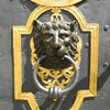 Фрагмент старинных дверей с головой льва
