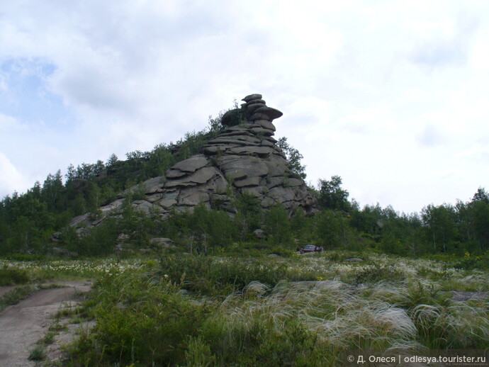 при въезде в село Саввушки сразу видно вот такую гору, сложенную, словно лепешечками.