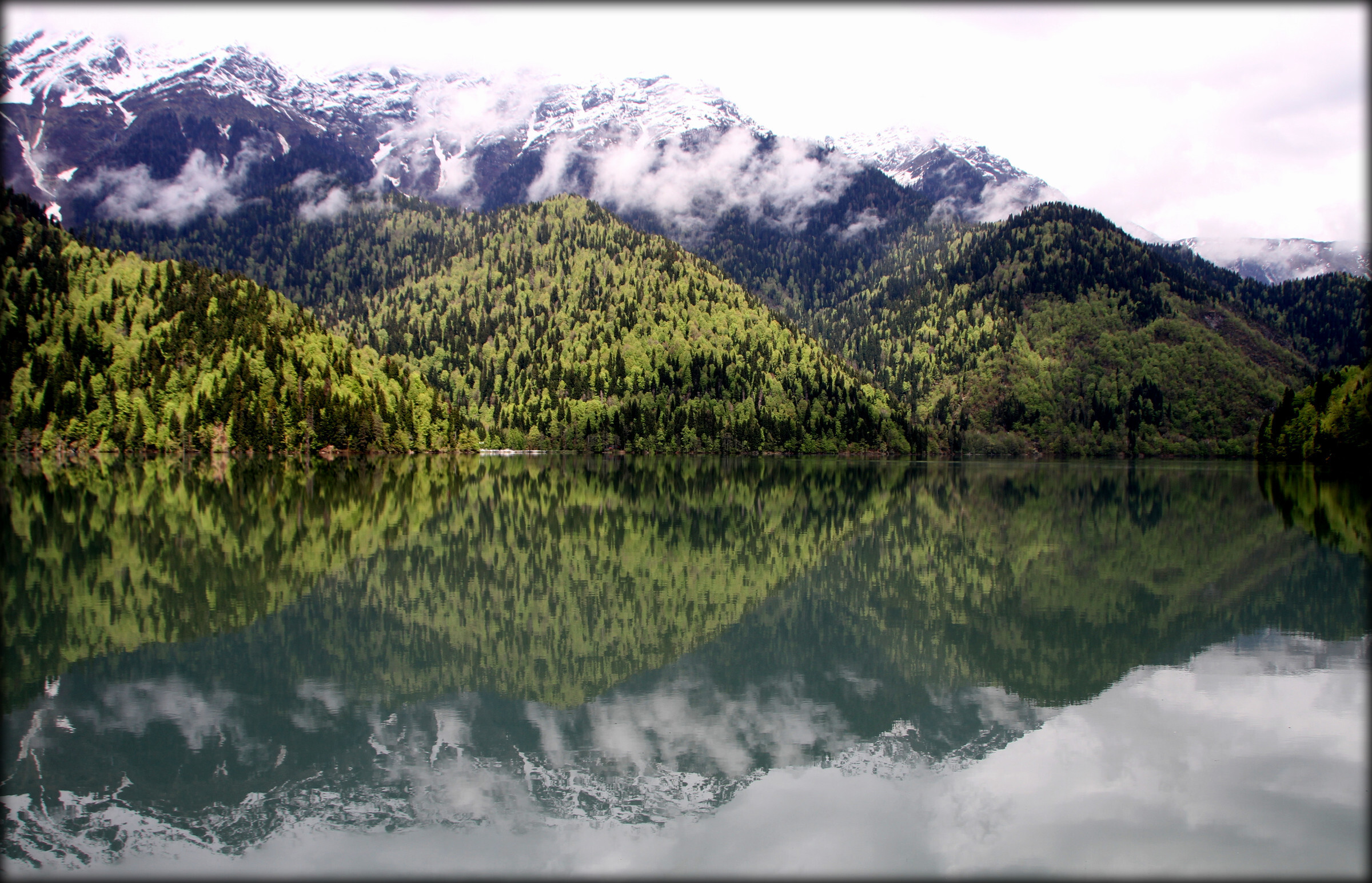 Озеро рица камера. Запрудные озера Рица. Абхазия Гагры озеро Рица. Озеро Рица март. Озера Рицца Абхазия весной.