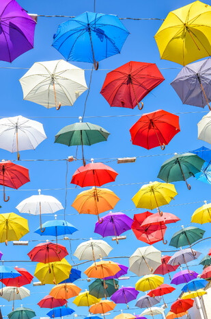 зонтики на одной из самых популярных гастрономических улиц Анталии
