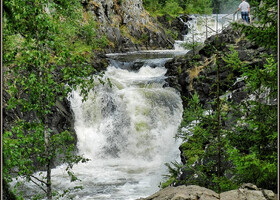 Водопад Кивач на реке Суна в Карелии- это один из крупнейших равнинных водопадов Европы, он с бешеной скоростью падает вниз 4-мя ступенями. Находится он в 80 км от Петрозаводска, столицы Карелии.

