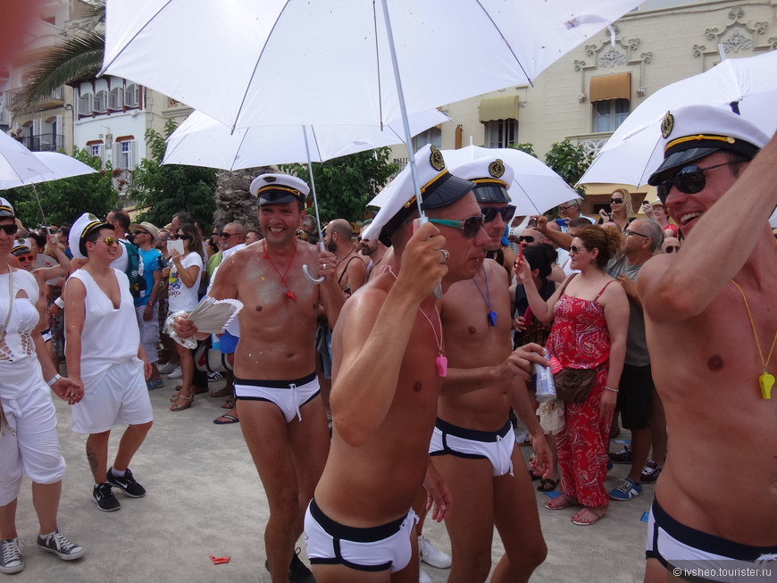 Ситжес: пляжи, еда, ковры из цветов и гей-фестиваль.