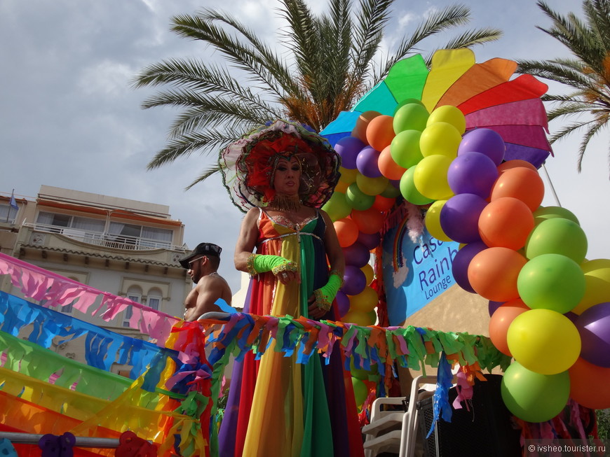 Ситжес: пляжи, еда, ковры из цветов и гей-фестиваль.