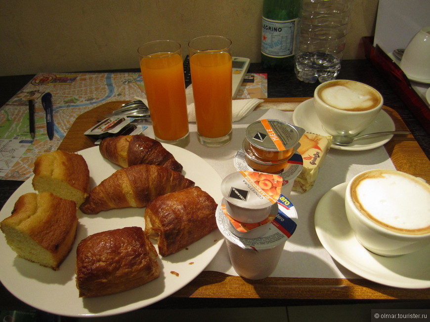 Завтраки в отеле подают прямо в номер, на выбор - итальянский. 