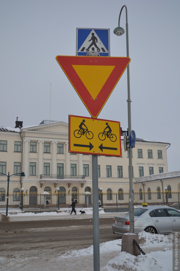непонятный знак. Уступи дорогу: тут велосипедисты не могут между собой разобраться. 