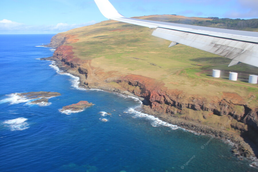Остров Пасхи с самолета фото. Остров Пасхи рельеф океана в районе острова. Остров Пасхи инфраструктура.