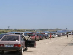 Очередь на Крымской переправе растет: в пробке уже 2,5 тысячи машин Очередь на Крымской переправе растет: в пробке уже 2,5 тысячи машин