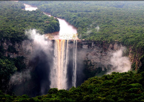Водопад, затерянный в джунглях Южной Америки