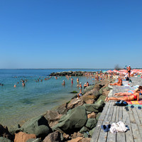 Что мне понравилось на болгарских пляжах, так это возможность выбора - хочешь, лежи на песке, хочешь - на камнях, а хочешь - на досках. Туалет, душевые и кафешки прилагаются