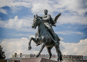 Памятник полоцкому князю Всеславу Чародею.