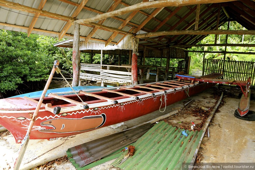 Традиционная лодка народности палау на которой они бороздили в Тихом океане. Выдолблена из цельного куска дерева