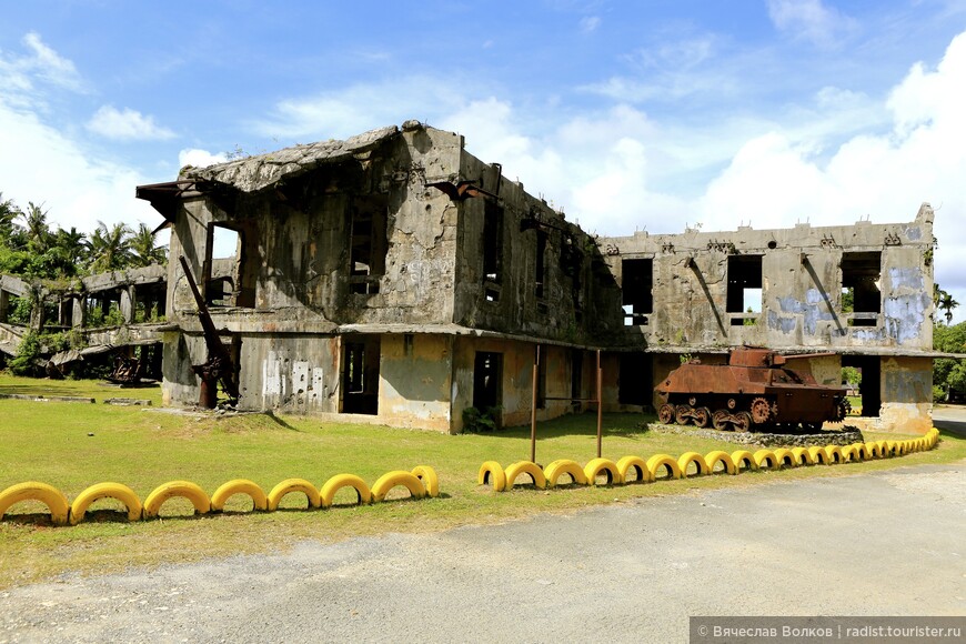 На всей территории Микронезии множество следов Второй мировой войны и пребывания там японцев. Это бывшеее здание штаба японского гарнизона, реставрировать его не стали