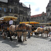 Туристические повозки придают исторической части Дрездена особую атмосферу.