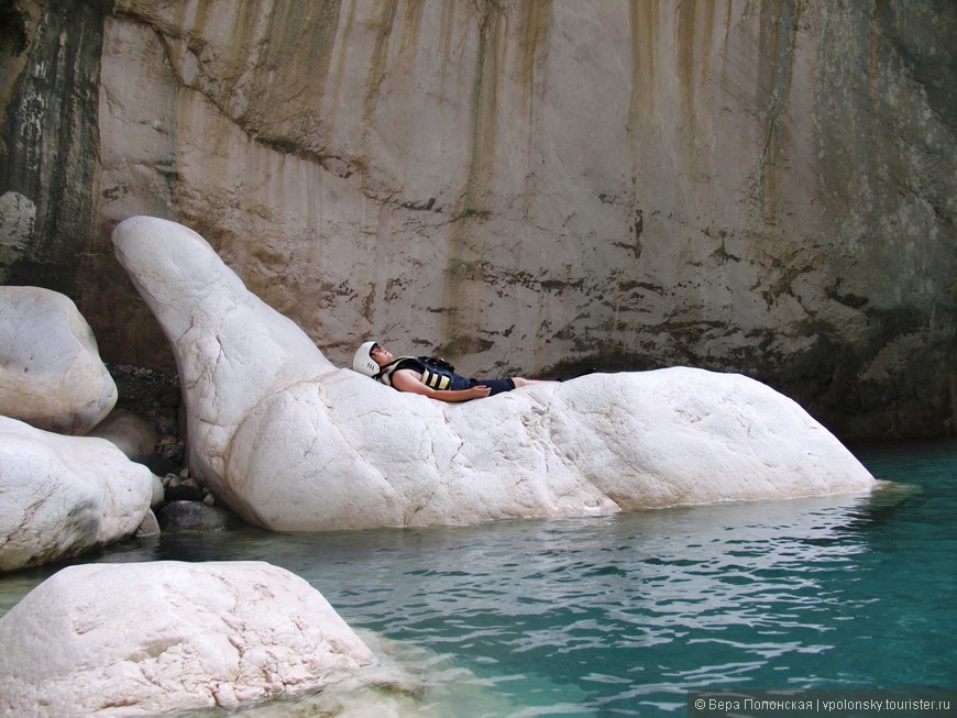 В каньоне можно отдохнуть на каменном ложе.