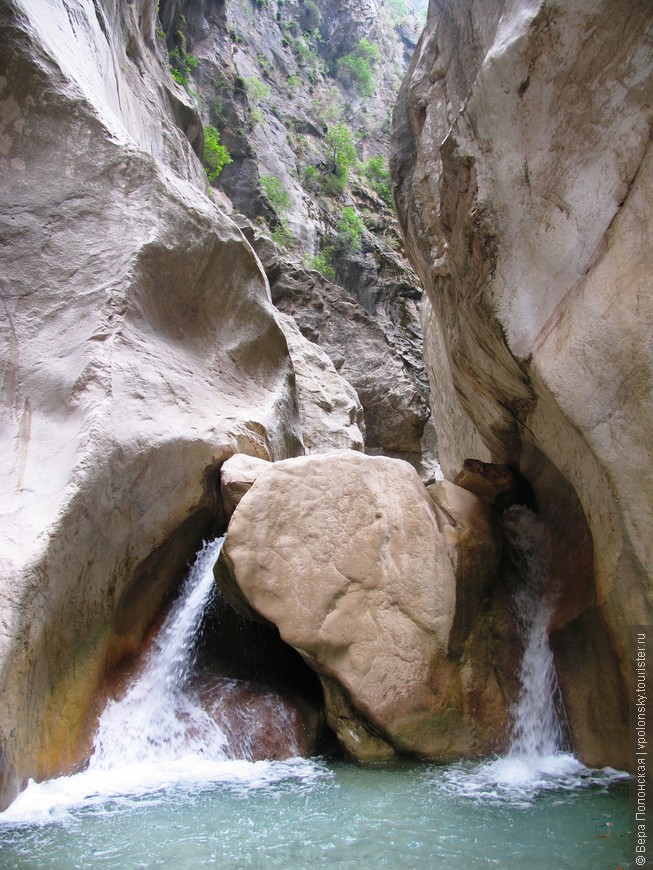 Водопад - финальная точка похода по каньону. Двигаться дальше смогут только альпинисты.
