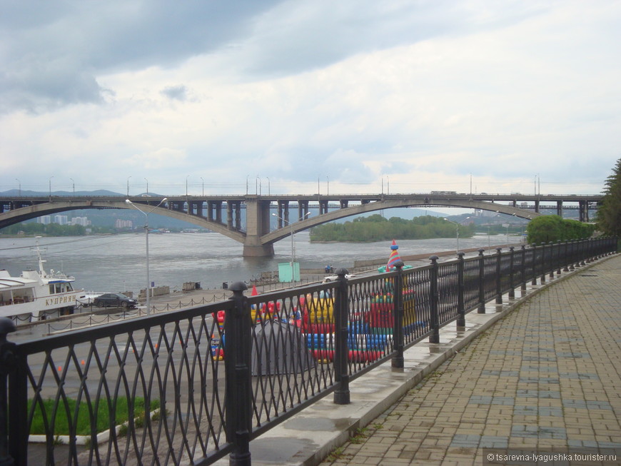 На крутых берегах Енисея, славный город стоит Красноярск...