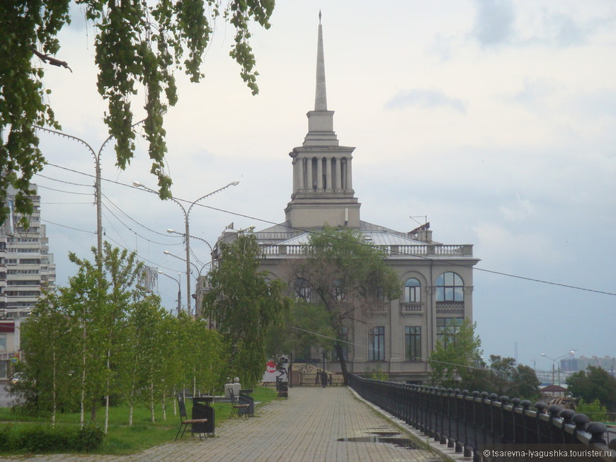 На крутых берегах Енисея, славный город стоит Красноярск...