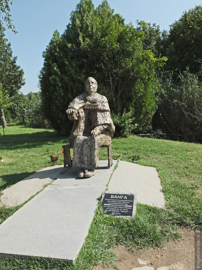 Памятник Ванге в селе Рупите