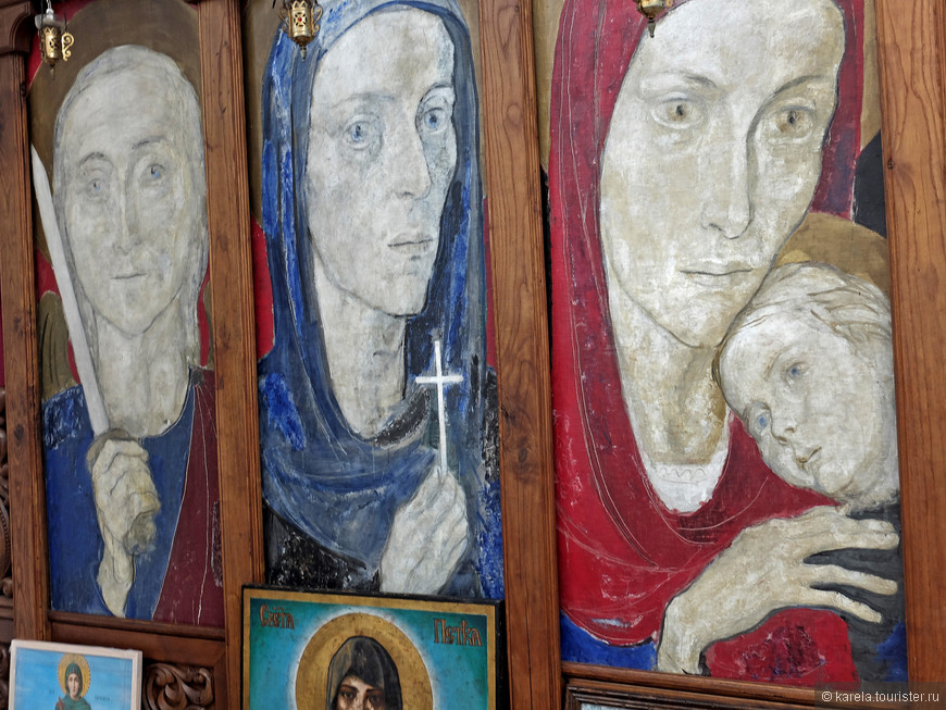 Иконы в храме написаны болгарским художником - близким другом Ванги
