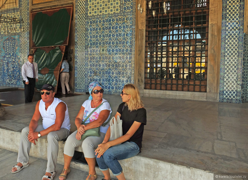 Хрупкая блондинка справа - наш экскурсовод Гала. Разговор происходит у входа в мечеть Рустема Паши - визиря султана Сулеймана Великолепного