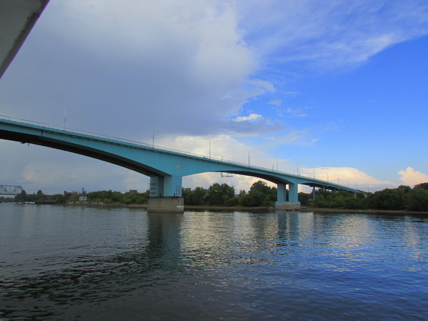 Бирюзовый мост, цветом которого почему-то недовольны горожане, а он мне кажется вполне симпатичным