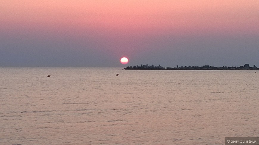 В первое утро, мы мужественно поднялись и встретили рассвет на Черным море. Было 6.11 утра :)