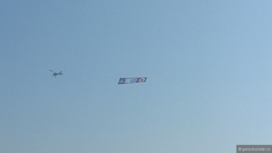 Вот такая реклама летает над побережьем