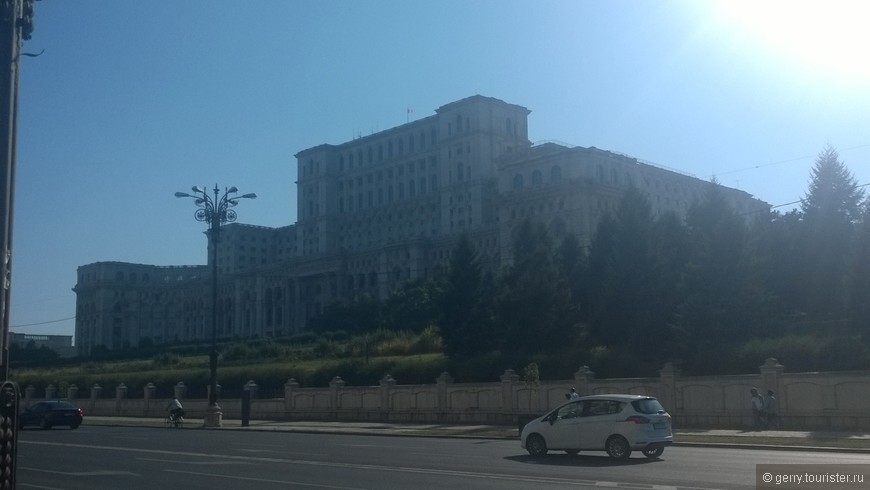 Парламент - одно из самый известных и больших зданий Бухареста