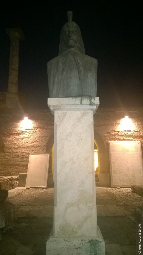 Завтра едем в Бран, а сегодня наткнулись на памятник Владу Цепешу - символично получилось :)
