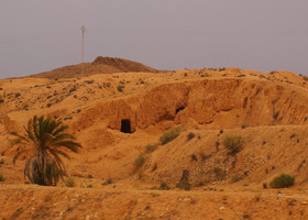 По пути в Сахару встречаем какие-то пещеры, вырытые в песках. Гид нам объясняет, что это и есть жилища троглодитов 